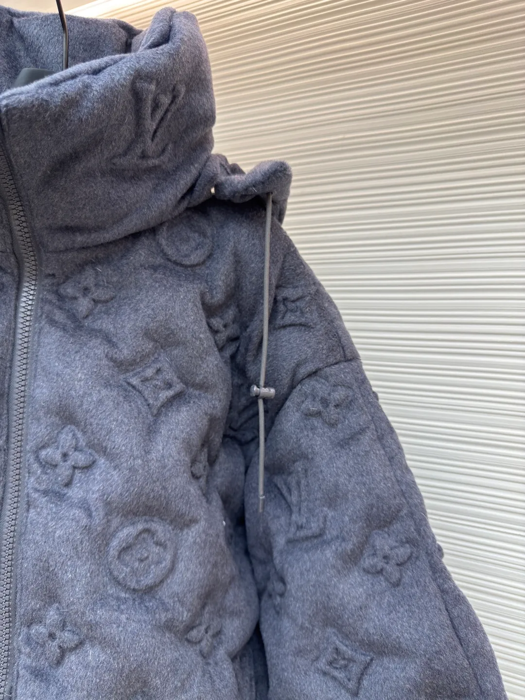 LOUIS VUITTON Presbyopic embossed embossed down jacket ●Item number: 1680601-F25 ●Material: white goose down ●Technology: embossed embossed ●Version: fitted version ●Weight: about 3150 grams ●Size: S-M-L-XL ●Description: The fabric itself contains a lot of cashmere, and the inside is filled with 90 white duck down. It is super fluffy and difficult to process. The scrap rate of embossing fabrics of different materials reaches more than 50%. The hood is detachable and the pockets have hidden zippers, which is not only warm, but also very safe. The upper body effect is very good. It does not look bloated, but it is a concave shape artifact. I also like gray clothes because gray looks very high-grade, coupled with the embossed presbyopia logo. , low-key and stylish, same style for men and women!